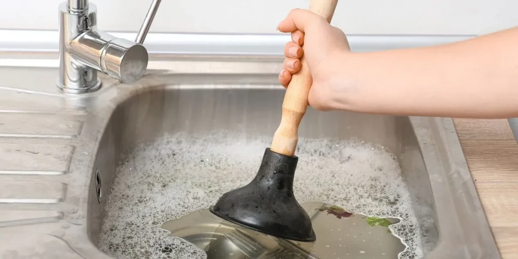 Dicas para evitar entupimentos na pia da cozinha